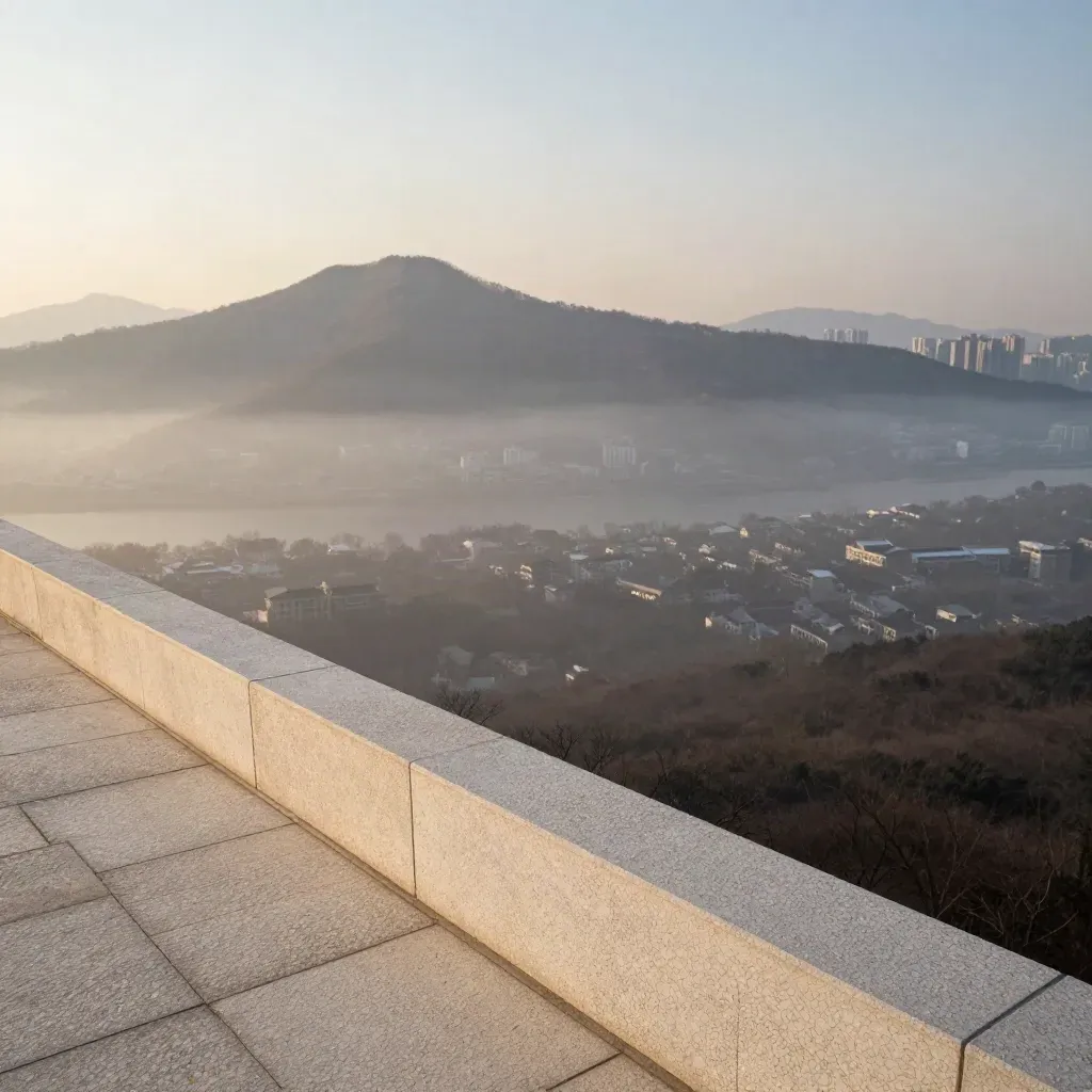 안개 낀 서울 근교 새벽 풍경, 낮은 산 능선과 강변 물안개, 흐린 도시 윤곽